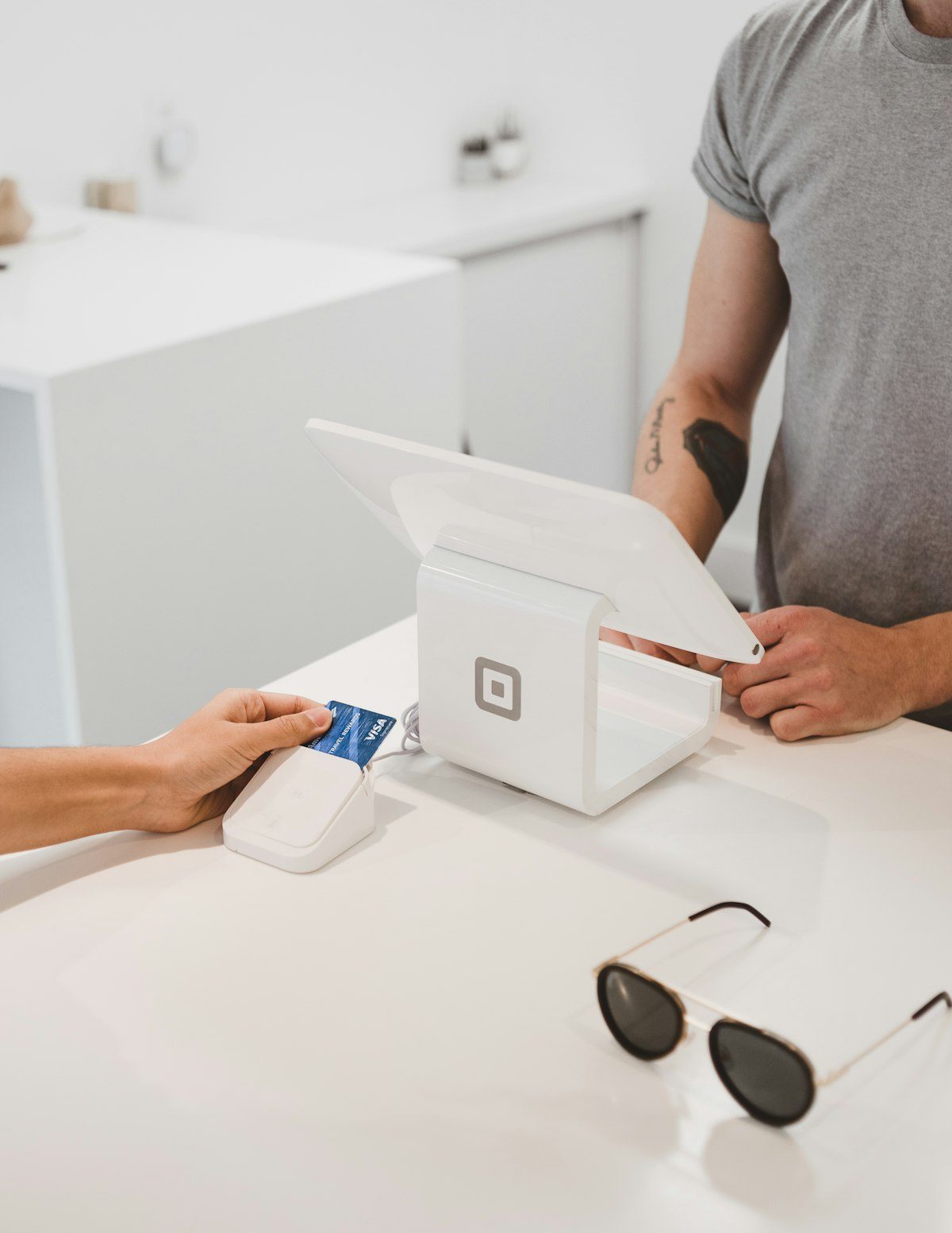 Comptoir de l’opticien, lunettes de soleil et terminal de paiement