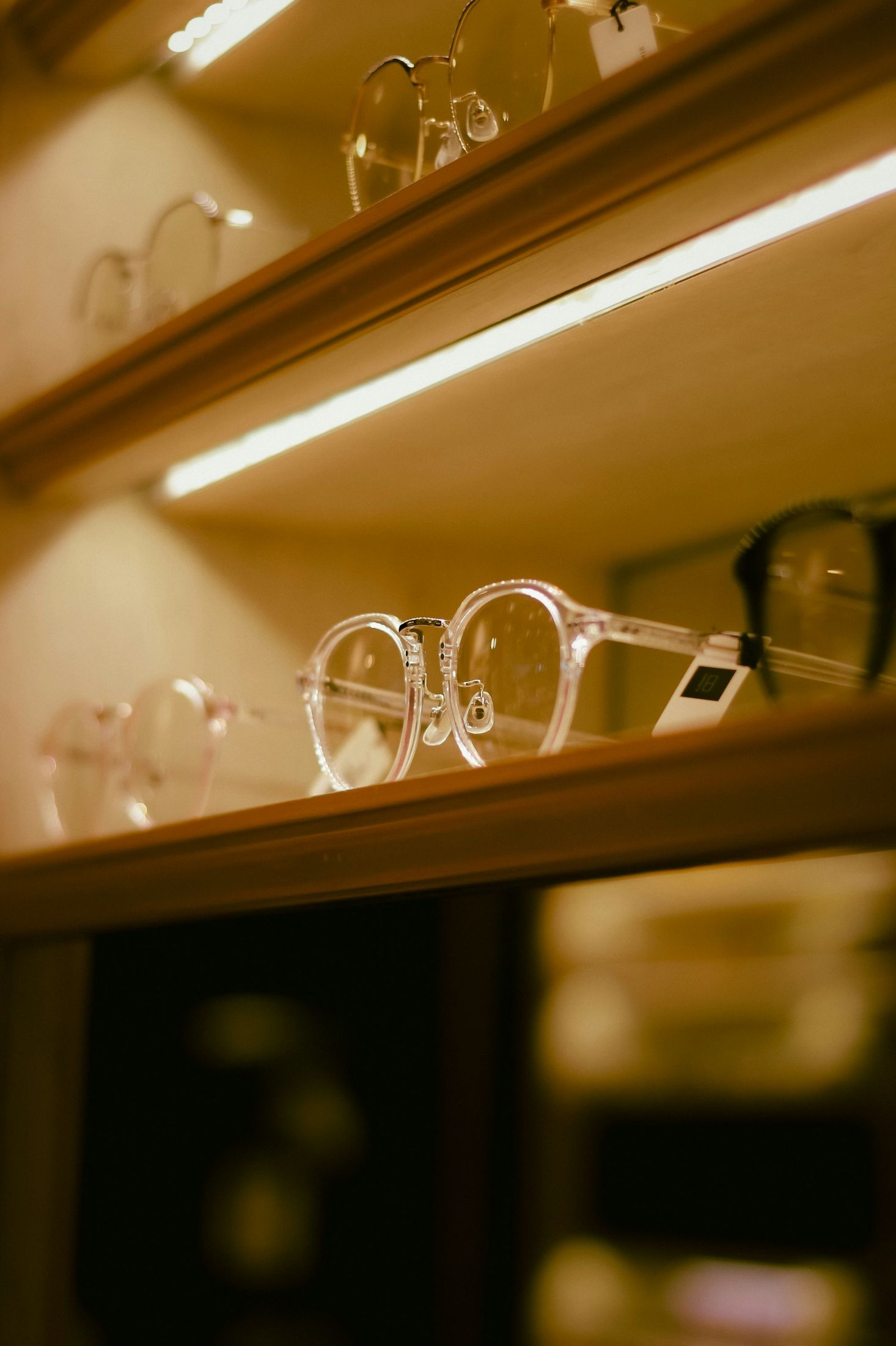 Montures en vitrine, lumière chaude